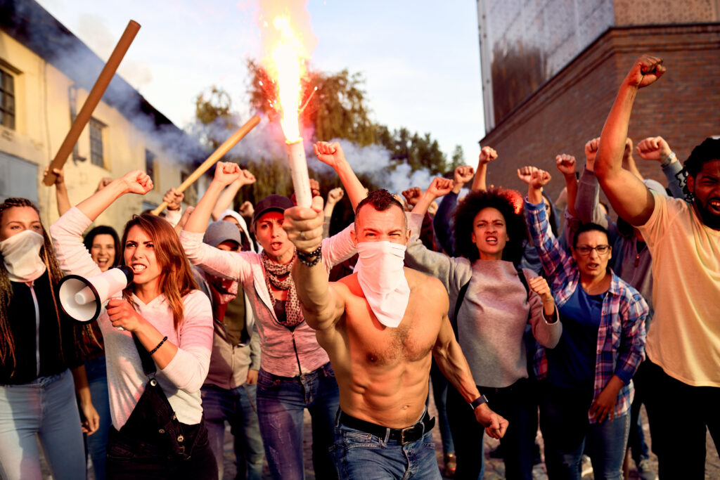 Foule de manifestants qui défilent, poings levés. Sont-ils des partisans enflammés ou de farouches opposants au subjonctif, seule l'histoire nous le dira !