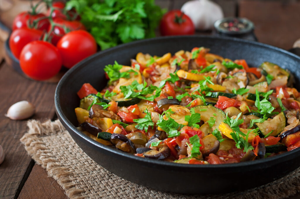 Apprendre le français en cuisinant : La très célèbre ratatouille niçoise, un délicieux ragoût de légumes de la région, agrémenté d'huile d'olive, d'ail et d'herbes de Provence. A consommer sans modération, en entrée, en plat principal ou en accompagnement d'un plat de poisson ou de viande.