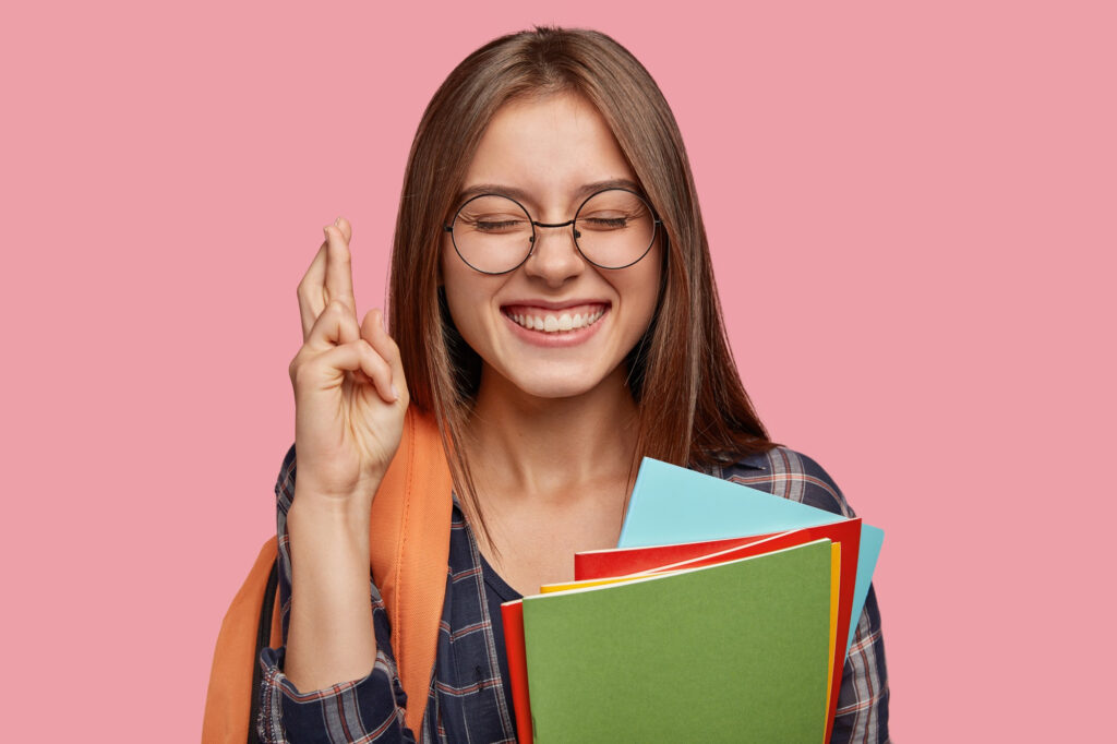 Examen de français du DELF pour aller à l'université ou examen du TCF pour une carte de séjour.