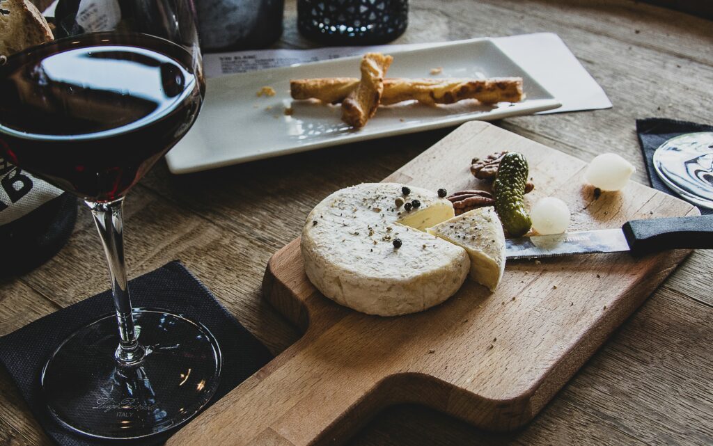 Pour être parfaitement intégré dans la société française, il faut connaître les usages, les coutumes, les habitudes. Un moment essentiel de la vie des Français est l'apéritif. Alors voici quelques éléments à connaître