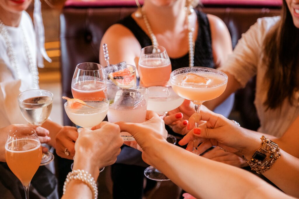 L'apéritif est un de ces rituels si important, un moment incontournable symbole de convivialité et d'art de vivre à la française