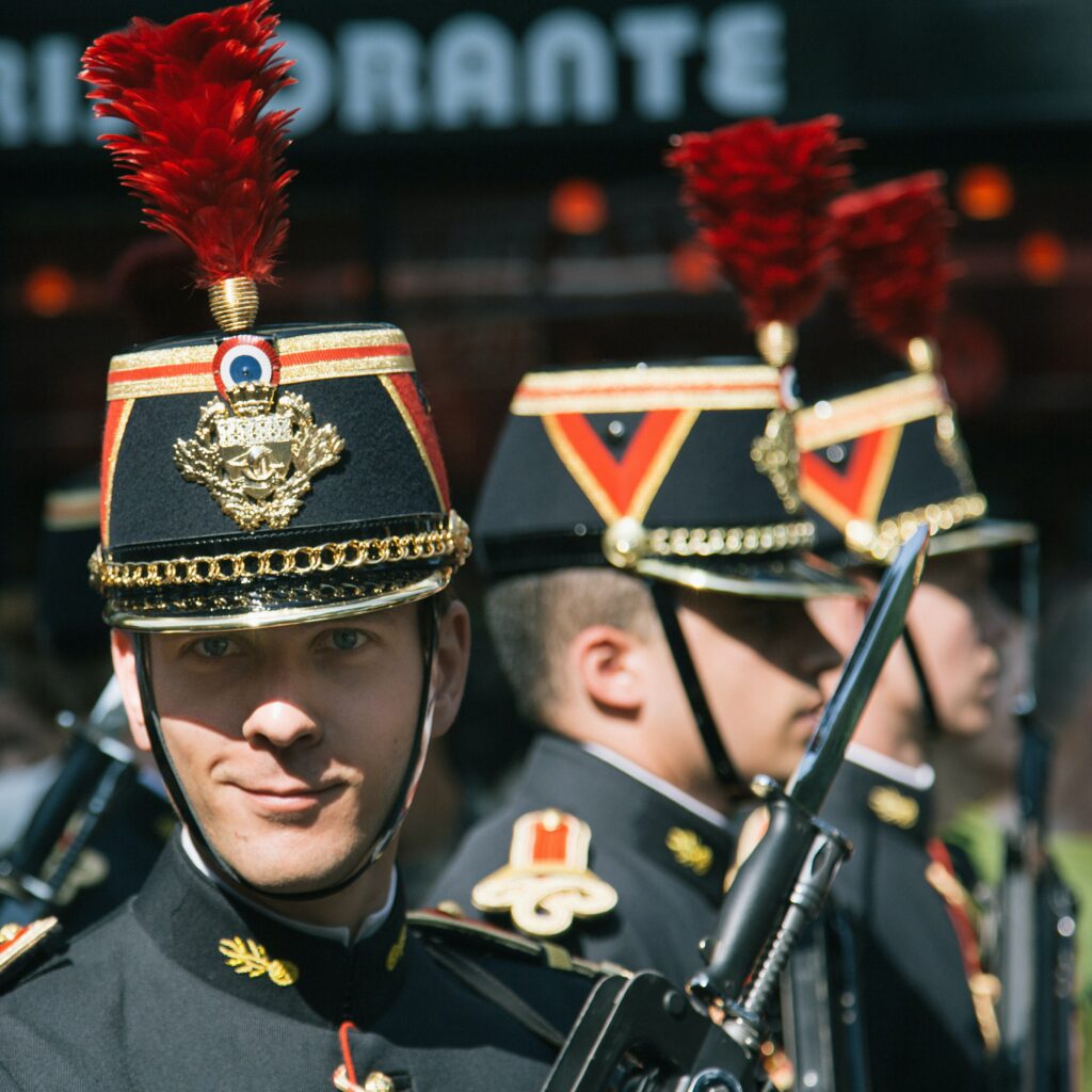 Le 14 juillet, parade militaire sur les Champs-Elysées à Paris et dans de nombreuses grandes villes de France