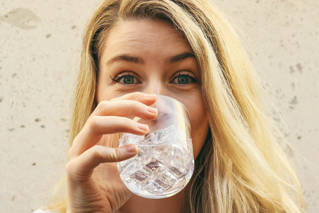 Tu veux connaître le vocabulaire qu'on utilise en français quand on aborde la thématique de la boisson ? Tu voudrais savoir comment commander une boisson en France sans te tromper ? Que ce soit pour un café, un verre de vin, une boisson rafraîchissante ou un apéritif, voici tout ce dont tu as besoin pour vivre au mieux cette expérience de la convivialité à la française : la halte dans un bar, sur une terrasse ensoleillée...