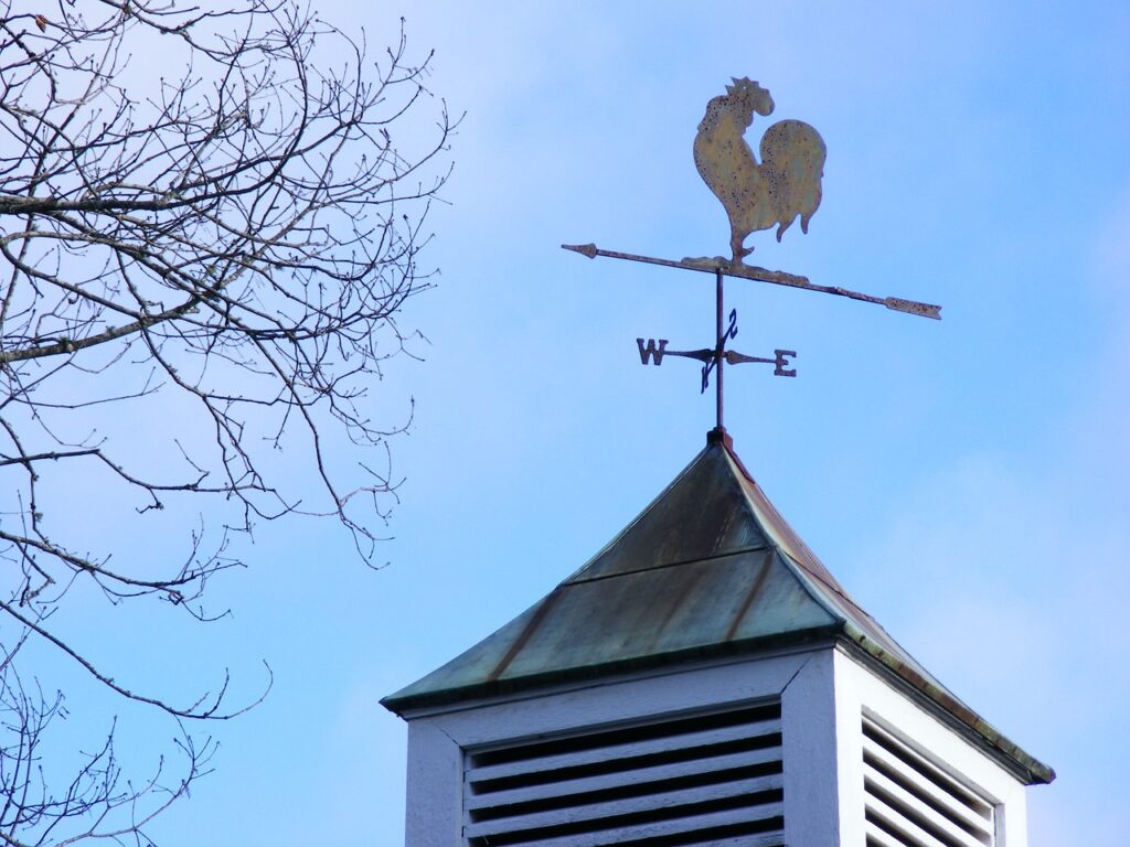 Le coq, symbole chrétien, est souvent placé au sommet des clochers des églises.