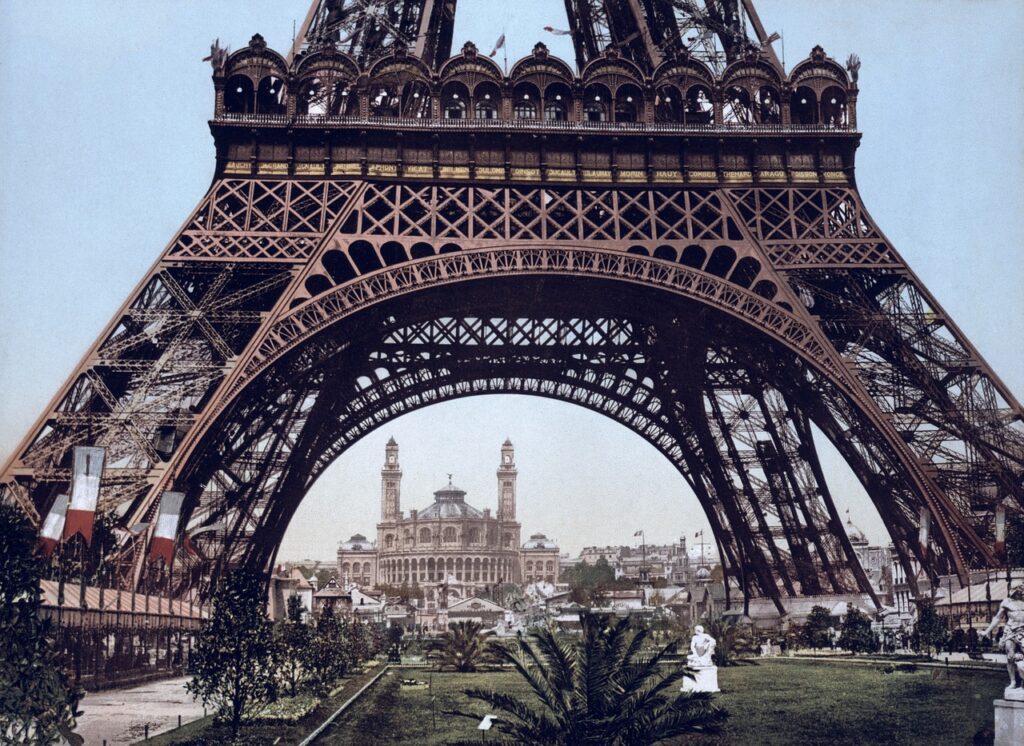 La Tour Eiffel est aussi désignée par la périphrase "Dame de Fer"
