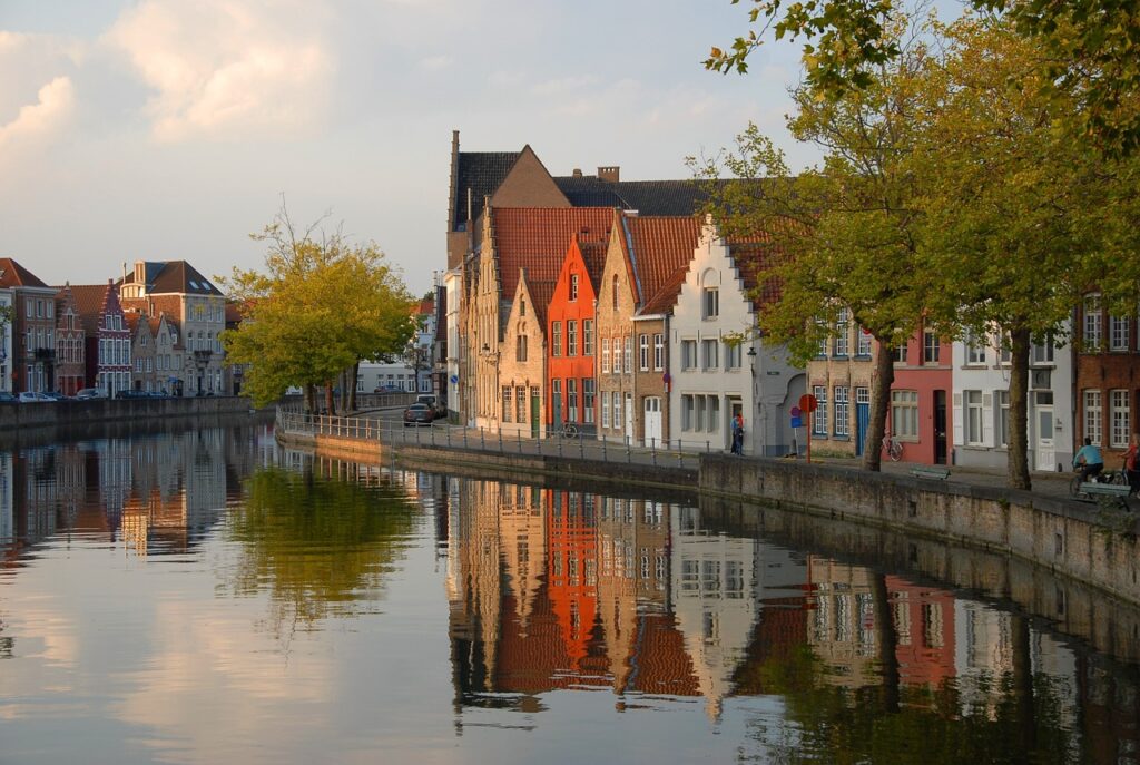 "La Petite Venise du Nord" est la périphrase utilisée pour la jolie ville de Bruges.