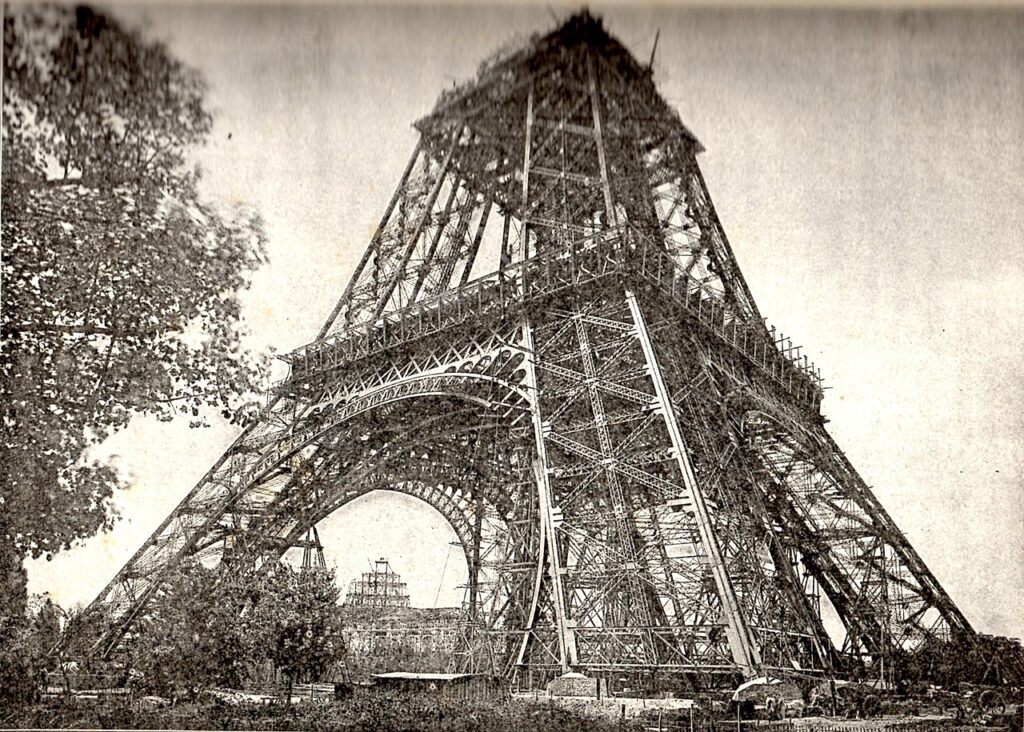 À peine sortie de terre, la Tour Eiffel suscite bien des polémiques...