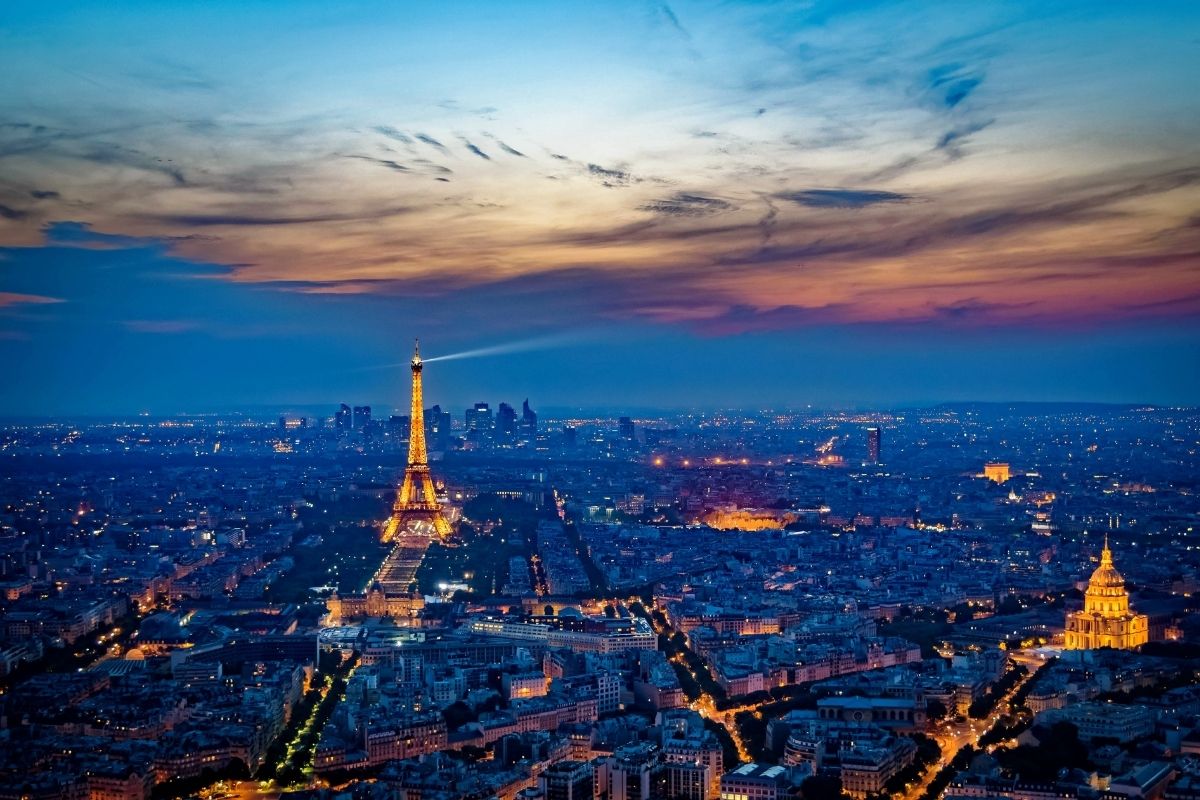 La Tour Eiffel est depuis des siècles surnommée La Dame de Fer par les Français. Cette périphrase est bien connue de tous, dans l'Hexagone... Je veux dire en France ! Dans cet article, je vais te parler de ces figures de style, les périphrases, et te donner comme exemples les plus répandues.