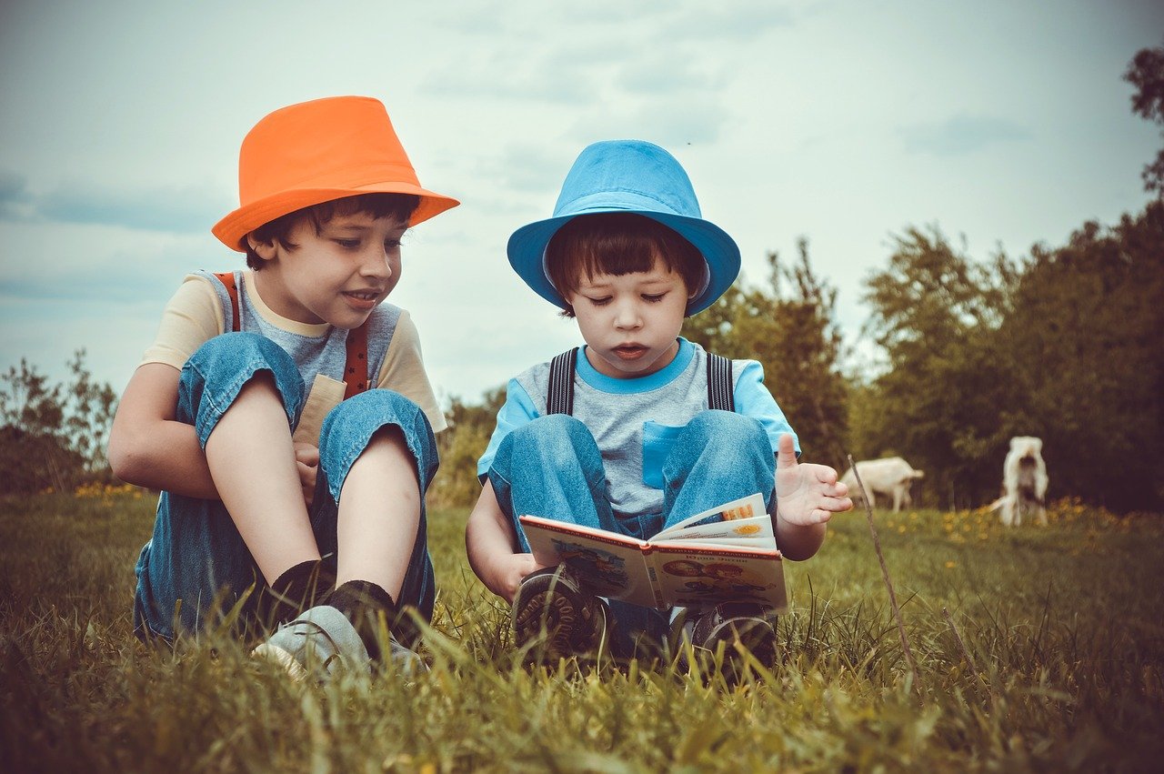 Le passé simple n'est pas souvent enseigné à l'école et pourtant, cette forme verbale est très importante : elle va te permettre de lire des oeuvres littéraires en français. Dans certaines situations, les Français l'utilisent même pour parler. Alors ce serait dommage de faire l'impasse sur le passé simple !