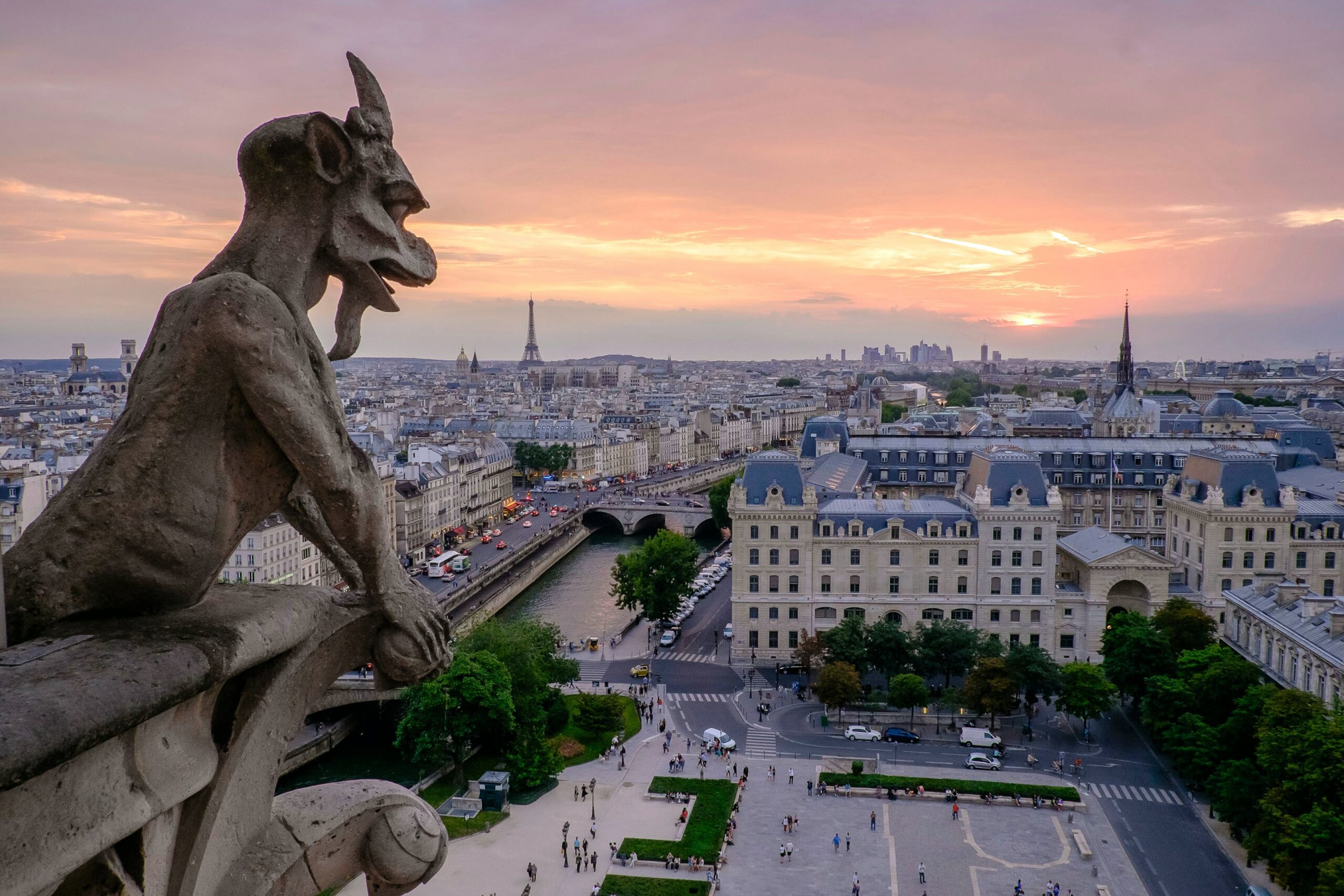 Tu as décidé de t'installer en France et d'y chercher un travail. Bonne idée ! Dans cet article, je vais te donner des informations sur le monde professionnel dans l'Hexagone et t'apporter des conseils pour être efficace dans ta recherche d'emploi.