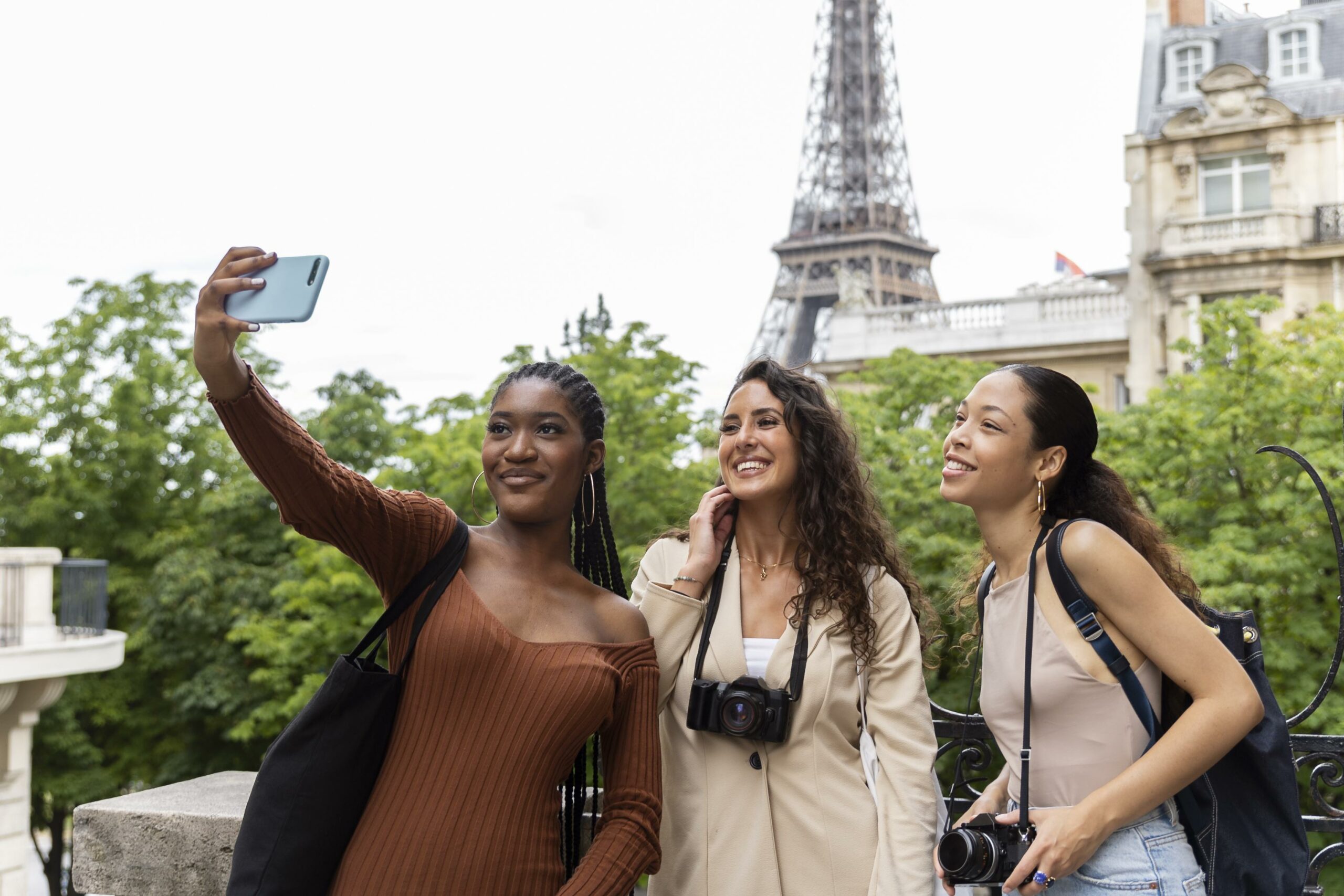 Le tourisme en France est l'un des secteurs économiques très dynamiques : il y a quelque 90 millions d'étrangers et 36 millions de Français qui voyagent en France chaque année.