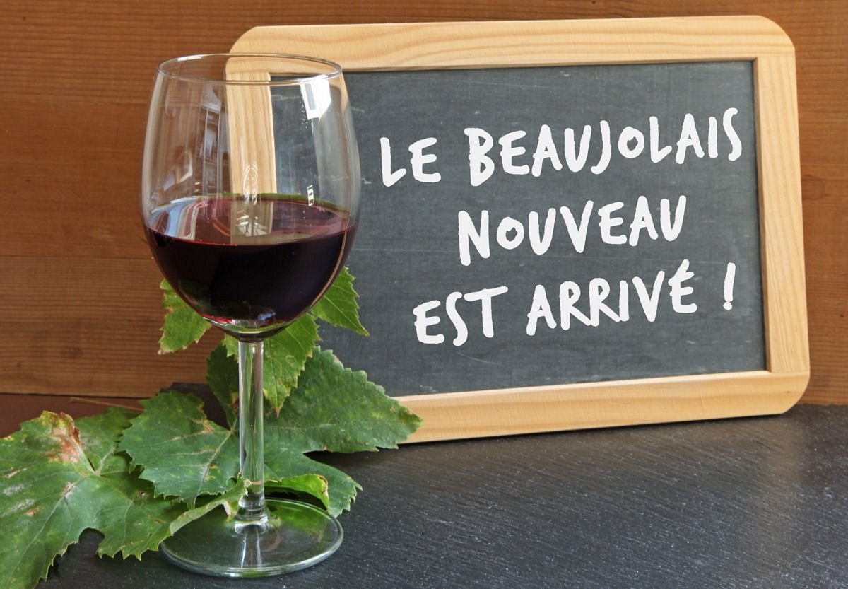 En France, il existe des traditions ancestrales et d'autres, toutes récentes, qui n'en sont pas moins extrêmement populaires. C'est le cas des festivités qui ont lieu chaque année pour célébrer la naissance du "Beaujolais Nouveau"... Une bonne occasion pour toi d'en savoir plus sur la culture française et d'approfondir ton vocabulaire lié au vin.